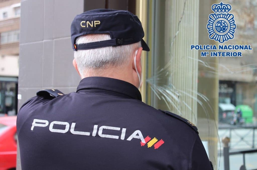 Detenida una mujer sorprendida in fraganti mientras realizaba un agujero en la puerta de una gasolinera donde pretendía robar