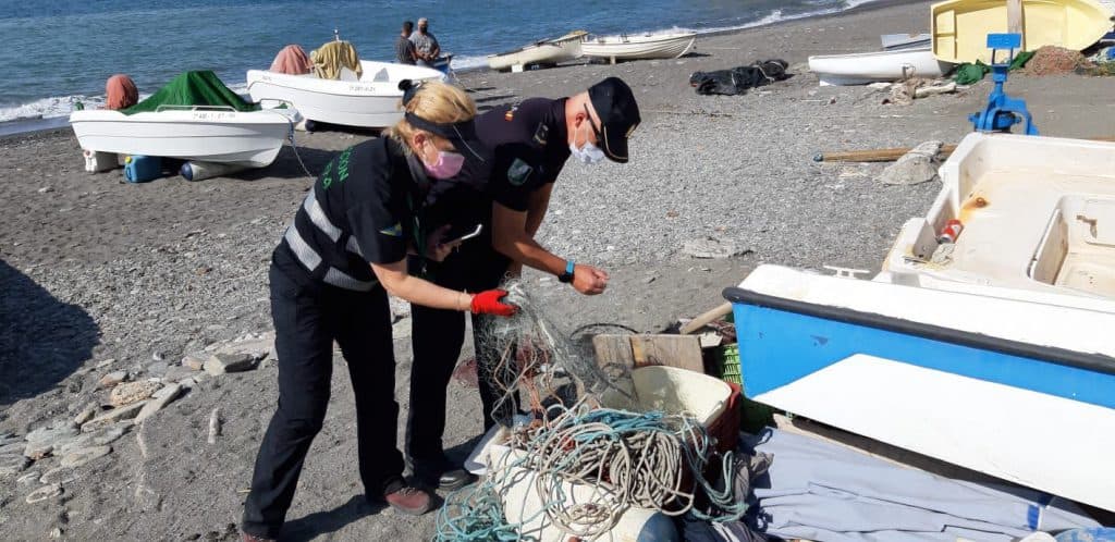 Decomisados en La Rabita 2.200 kilos de redes y varias embarcaciones en una operación contra la pesca furtiva