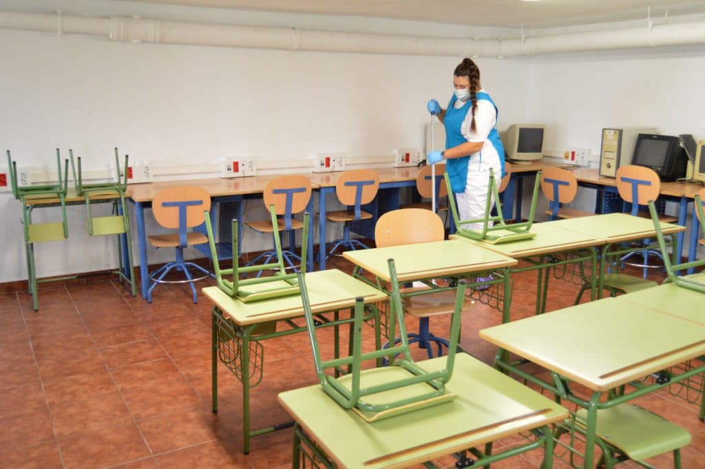 Salobreña finaliza la puesta a punto de los centros escolares de cara al inicio del nuevo curso