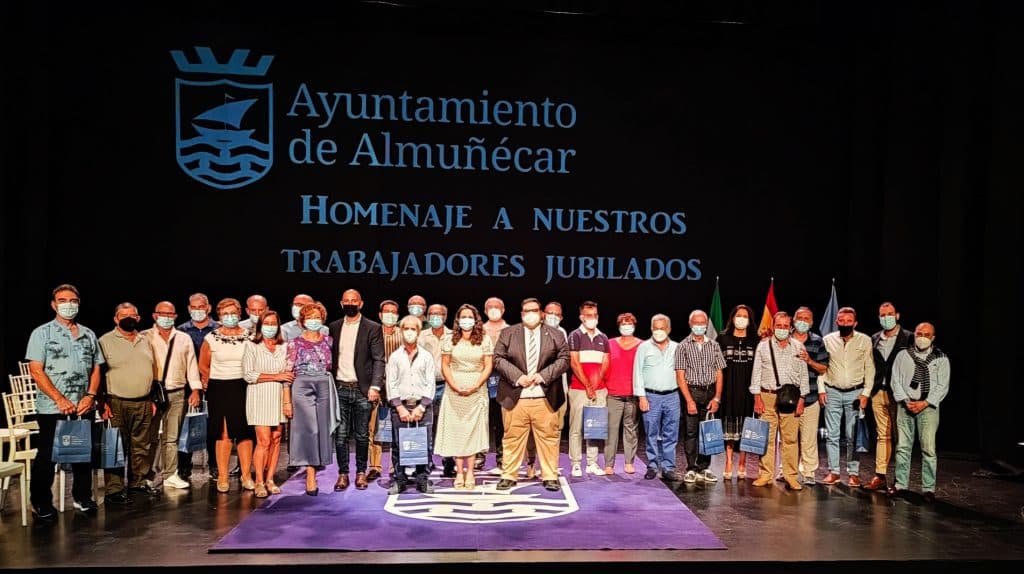 El Ayuntamiento de Almuñécar rinde homenaje a una veintena de empleados municipales jubilados en distintas áreas