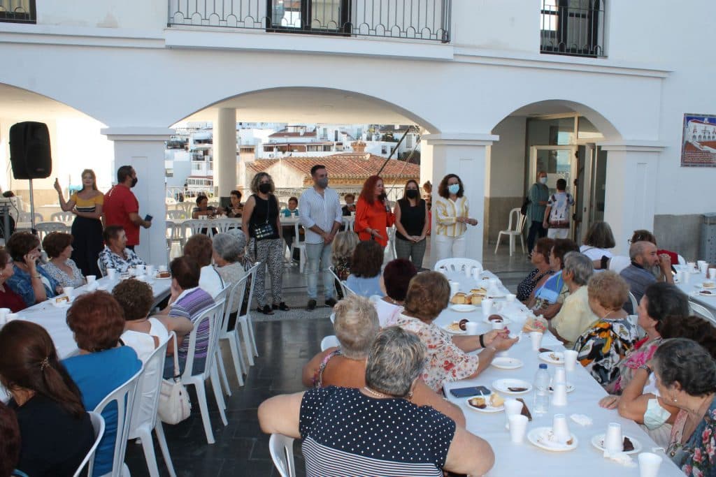 El homenaje a los mayores marca el inicio de las Fiestas del Rosario de la Villa