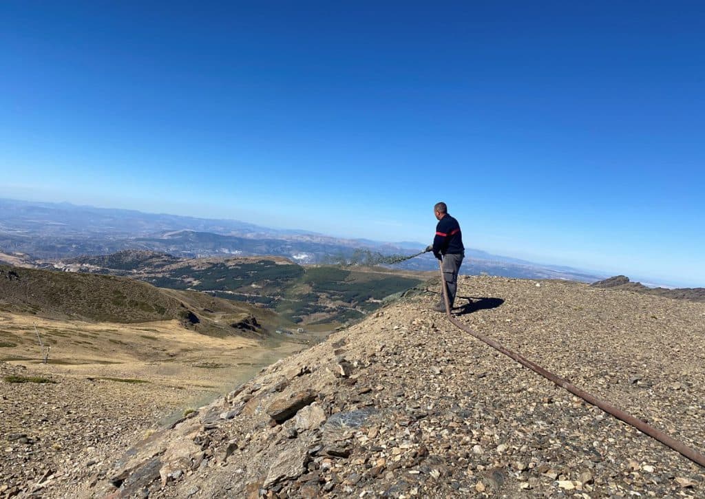 Cetursa Sierra Nevada ejecuta la restauración vegetal con el asesoramiento de una empresa especializadas, la supervisión de la UGR y el permiso de la autoridad ambiental