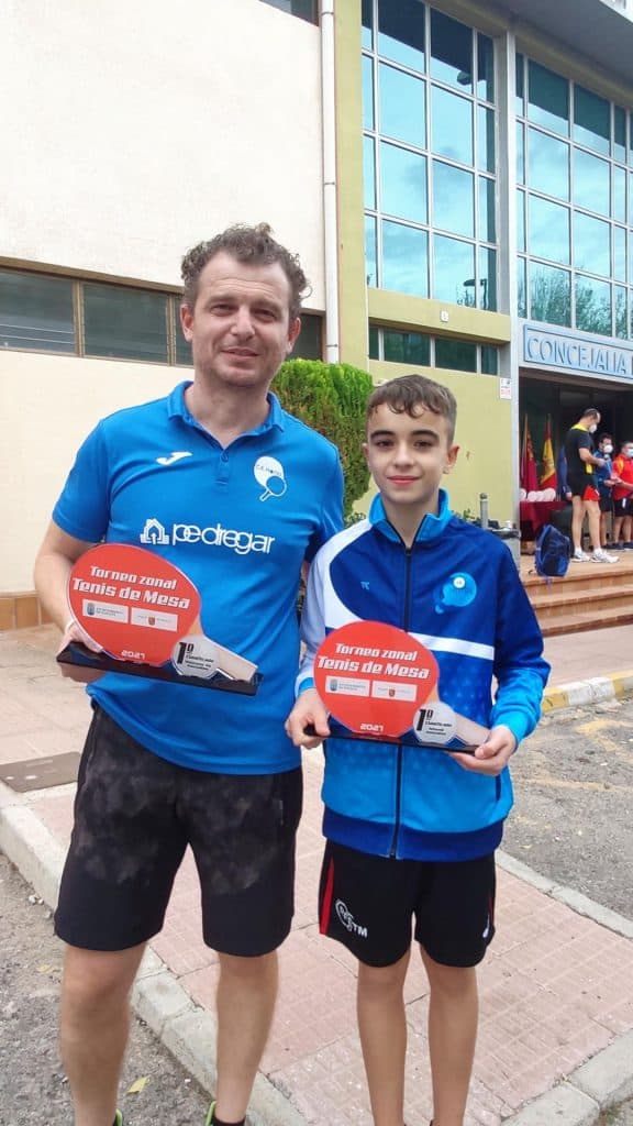 Rafael Pedregosa, Ana Pedregosa y Alejandro Chica, campeones del Torneo Zonal de tenis de mesa