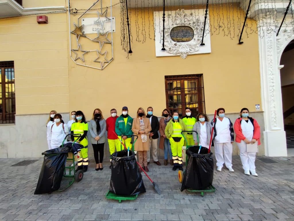 Una docena de nuevos trabajadores refuerzan el servicio de limpieza de Motril