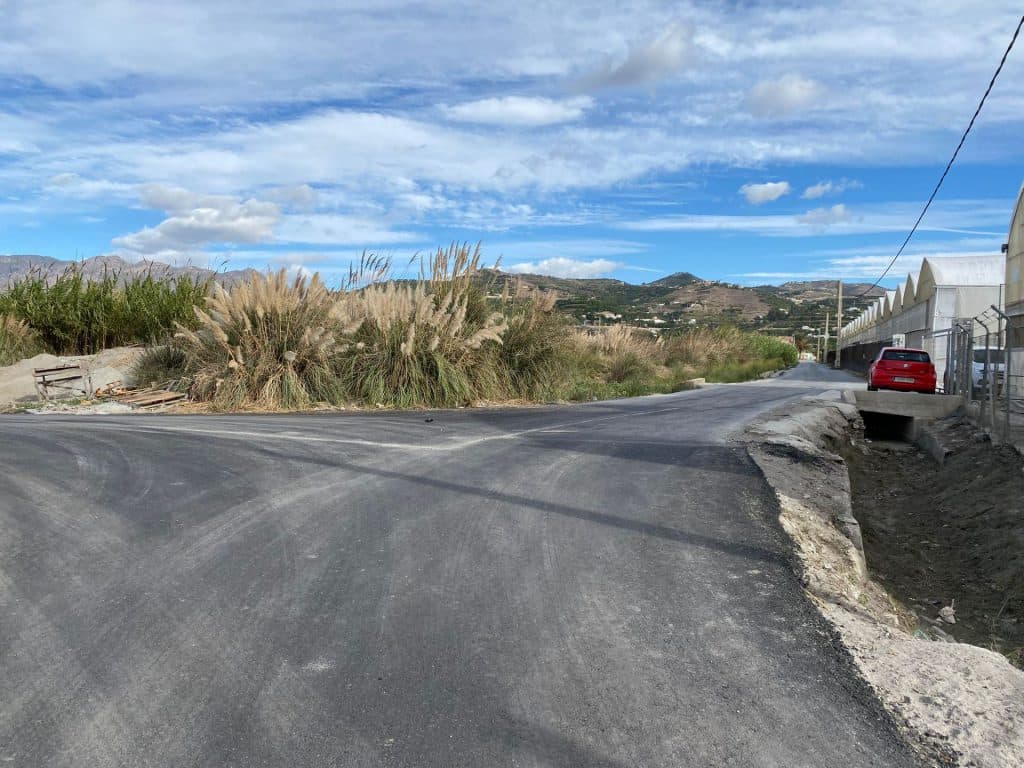 Concluyen las obras de reparación, asfaltado y desbroce del Camino agrícola del Hocinillo en Motril