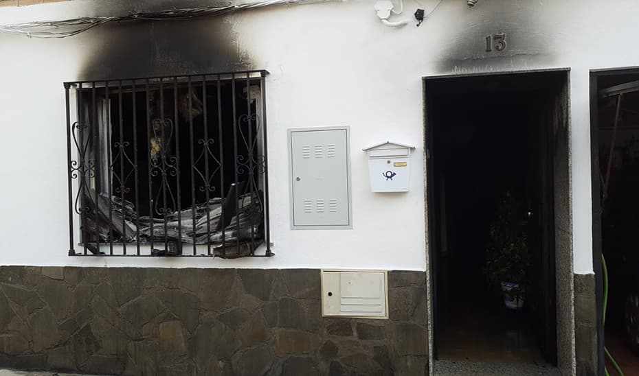Atendida una mujer por intoxicación de humo tras el incendio de una casa en Granada