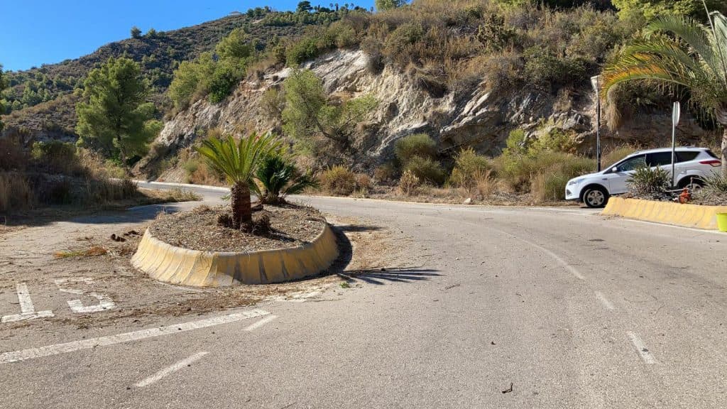 La Herradura lleva a cabo la limpieza de desprendimientos y señalización en la carretera Cerro Gordo