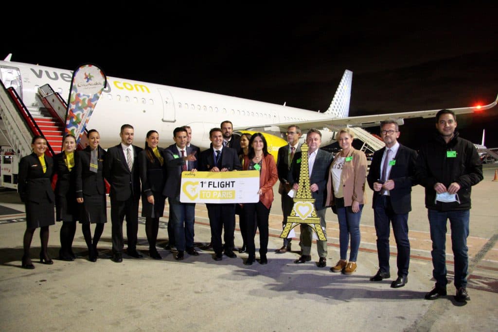 Granada recibe el primer vuelo procedente de París operado por la compañía Vueling