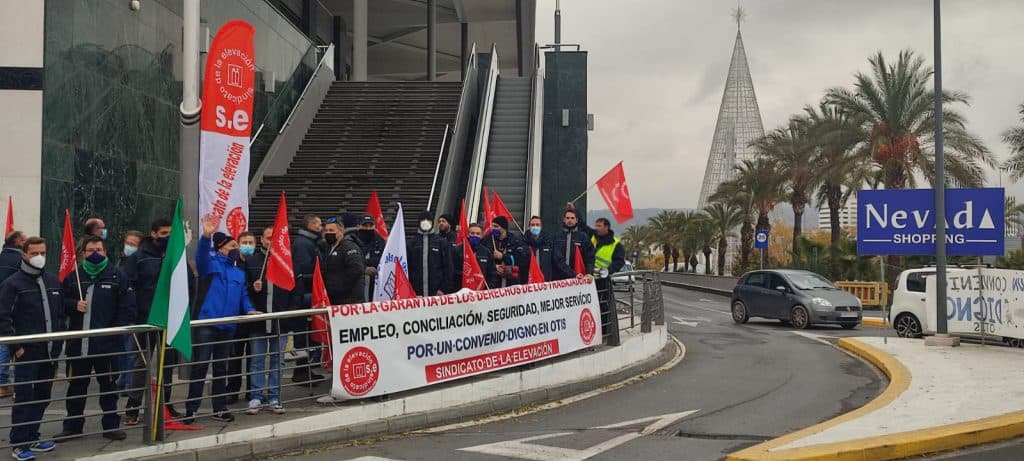 Huelga y concentración de los trabajadores de Ascensores Zardoya Otis en Motril por un “convenio digno”