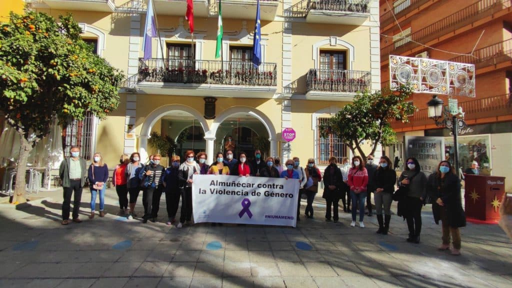 Almuñécar ha guardado hoy un minuto de silencio por el asesinado de violencia de género de Lorena en Granada