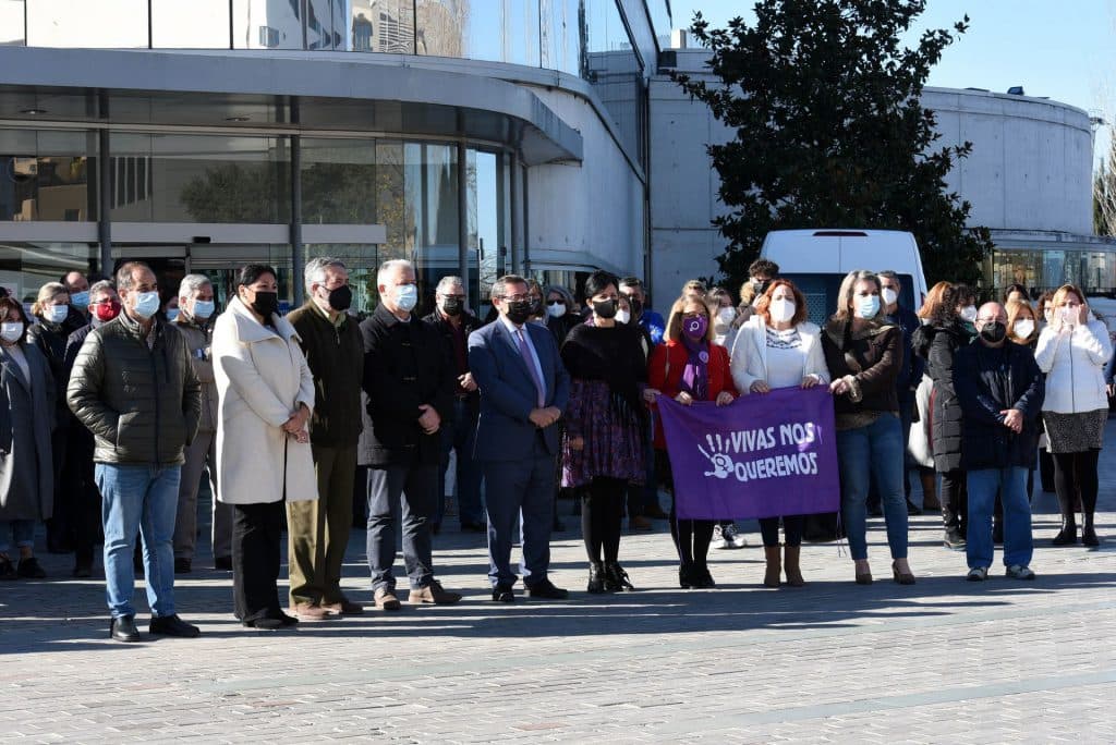 Diputación celebra una concentración de repulsa por el asesinato machista de Lorena