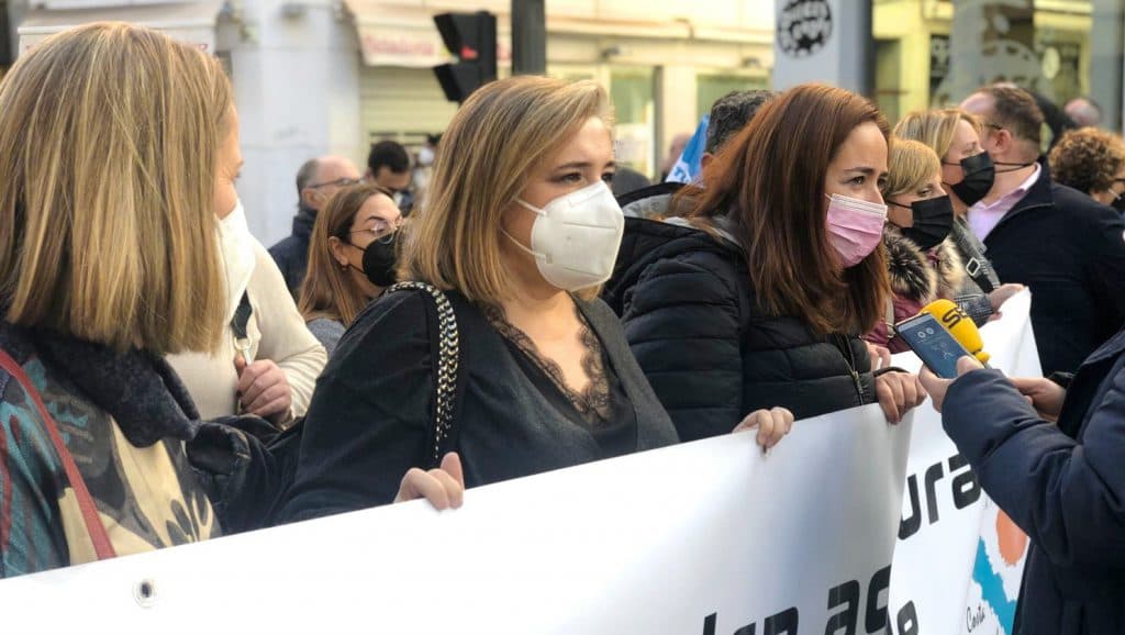 “Emociona y satisface ver tanta unión de nuestros vecinos pidiendo de forman tan respetuosa lo que la Costa Tropical necesita con tanta urgencia”