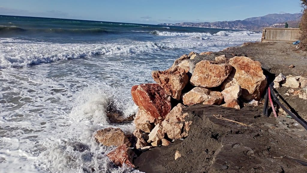 El fuerte temporal de poniente vuelve a «comerse» la orilla de Playa Granada
