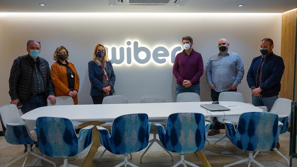 La alcaldesa destaca el gran potencial de la empresa motrileña Wiber