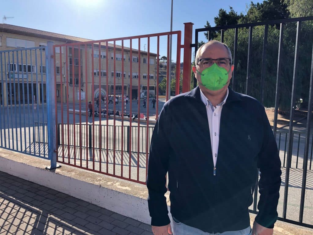 David Martín reclama a la delegación de Educación que instale canastas de baloncesto en el colegio Los Álamos