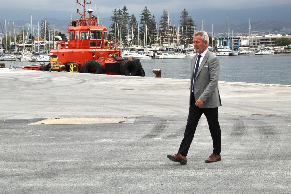 El Puerto de Motril acondiciona sus viales internos para mejorar el desplazamiento de las grúas móviles