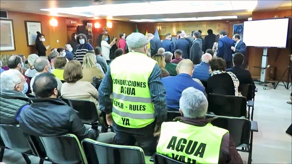 Los regantes exigen al vicepresidente de la Junta, Juan Marín, la recarga urgente del acuífero de río Verde