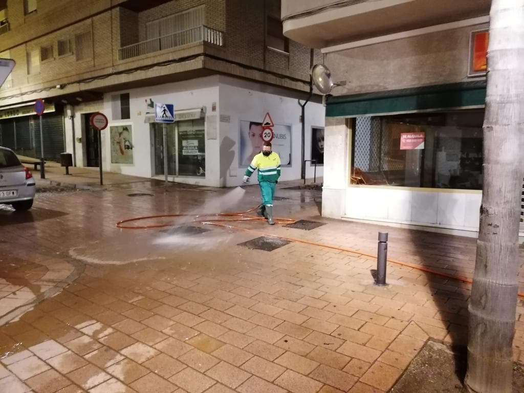 Motril «duplica las horas de trabajo de los operarios» para acabar con el barro de las calles tras la calima