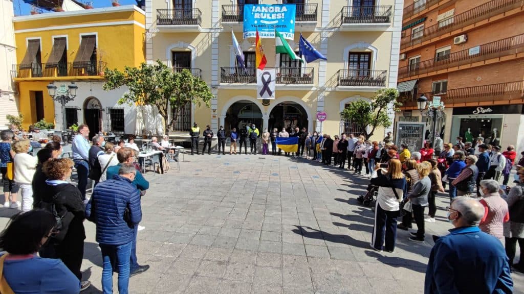 Más de un centenar de vecinos se han concentrado en Almuñécar en solidaridad con el pueblo ucraniano