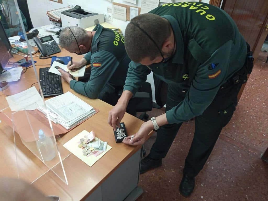 Detenida una mujer en Almuñécar por arrojar una mascarilla con cocaína por la ventanilla del coche