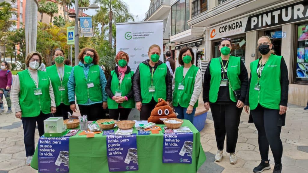 La AECC de Almuñécar ha salido a la calle con motivo del Día Mundial Contra el Cáncer de Colon