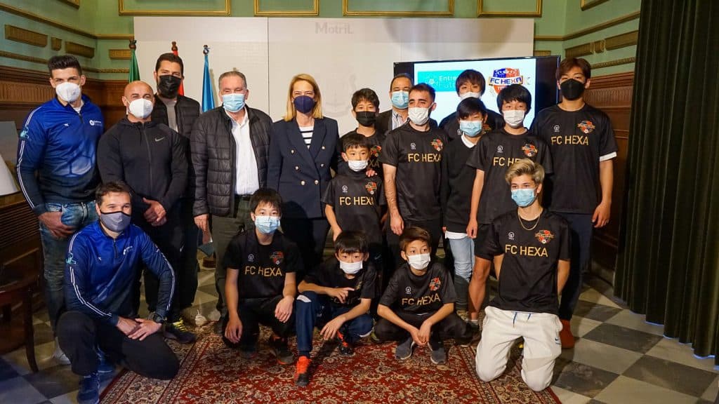 Motril recibe a los deportistas de Tokyo de la academia internacional Hexa Soccer