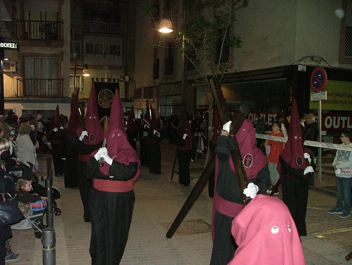 Salud y Consuelo ofrendan fe y devoción a su paso por las calles de Motril