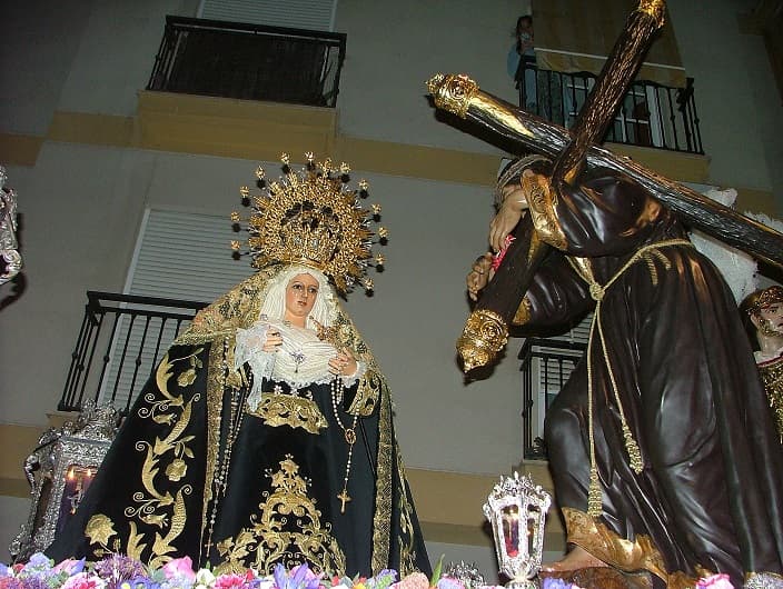 Gran Poder renueva su penitencia por las calles de la ciudad en la que ya es madrugada del Jueves Santo