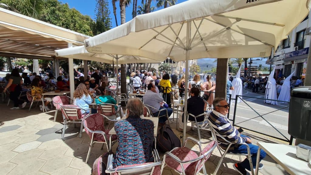 Sol, playa y un gran ambiente cofrade para una Semana Santa récord en la Costa Tropical