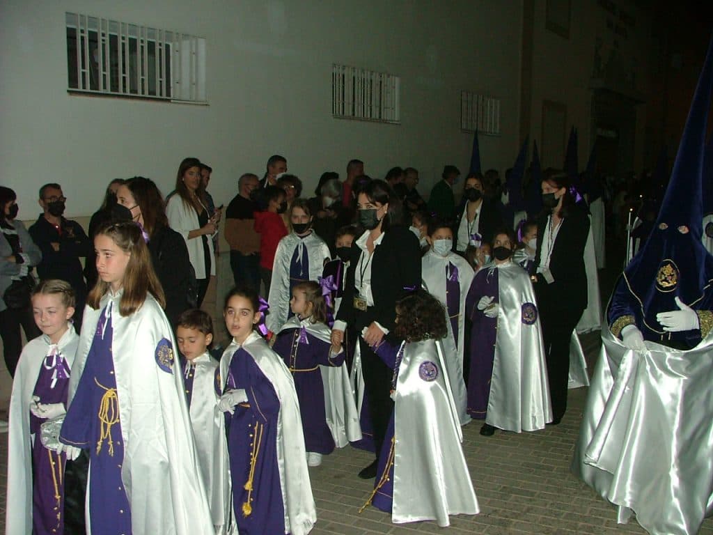 El Señor de Motril marca con solemnidad su paso por las calles de la ciudad