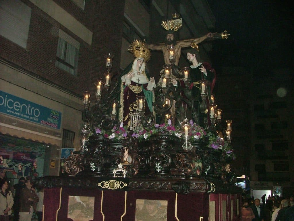El Calvario del Cristo de la Expiración enmudece a la ciudad a su paso por las calles