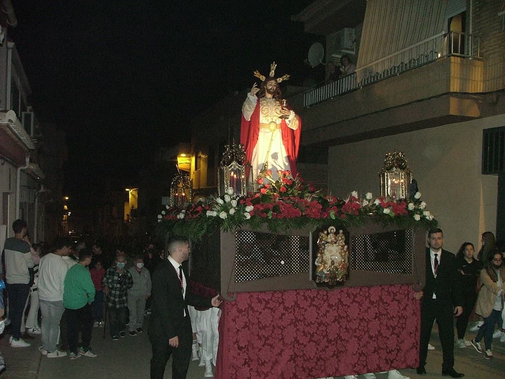 Santa Cena procesiona al Cristo de la Fe en la barriada norte de la ciudad