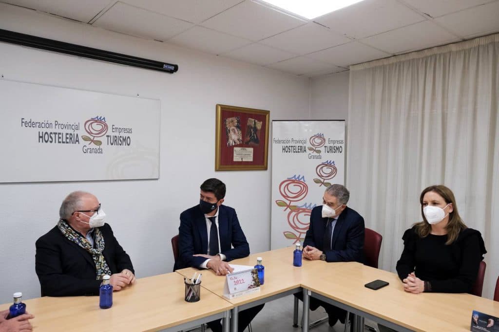 El vicepresidente de la Junta se ha reunido en Granada con la Federación Provincial de Empresas de Hostelería y Turismo