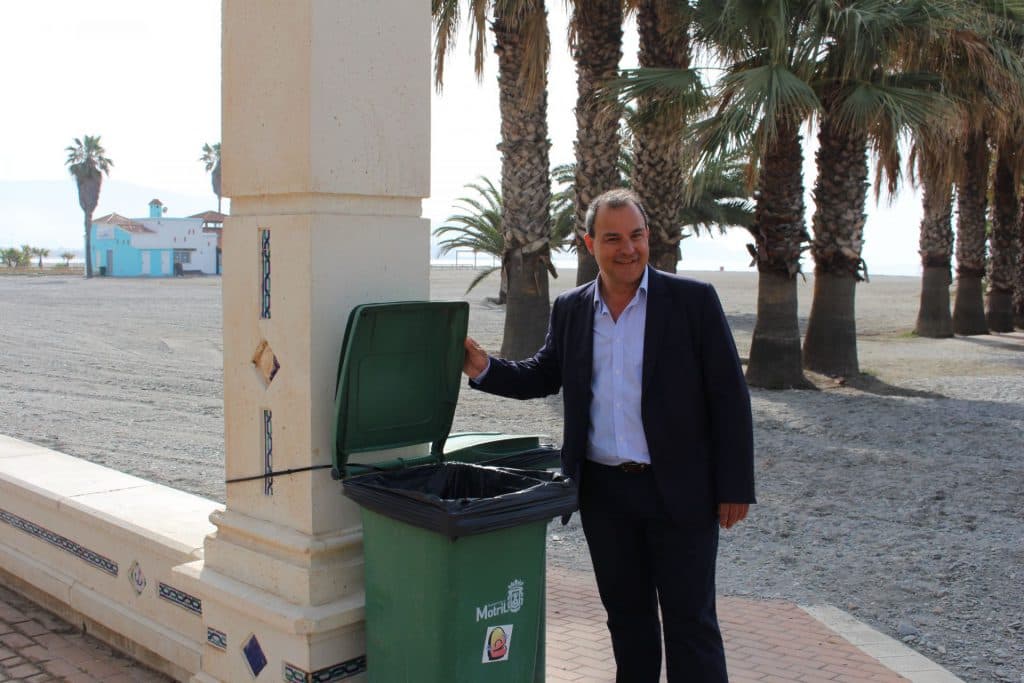 El Ayuntamiento de Motril traslada 40 contenedores al paseo para dar servicio a los usuarios de las playas