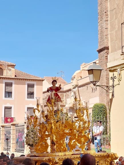 Y al tercer día resucitó de entre los muertos