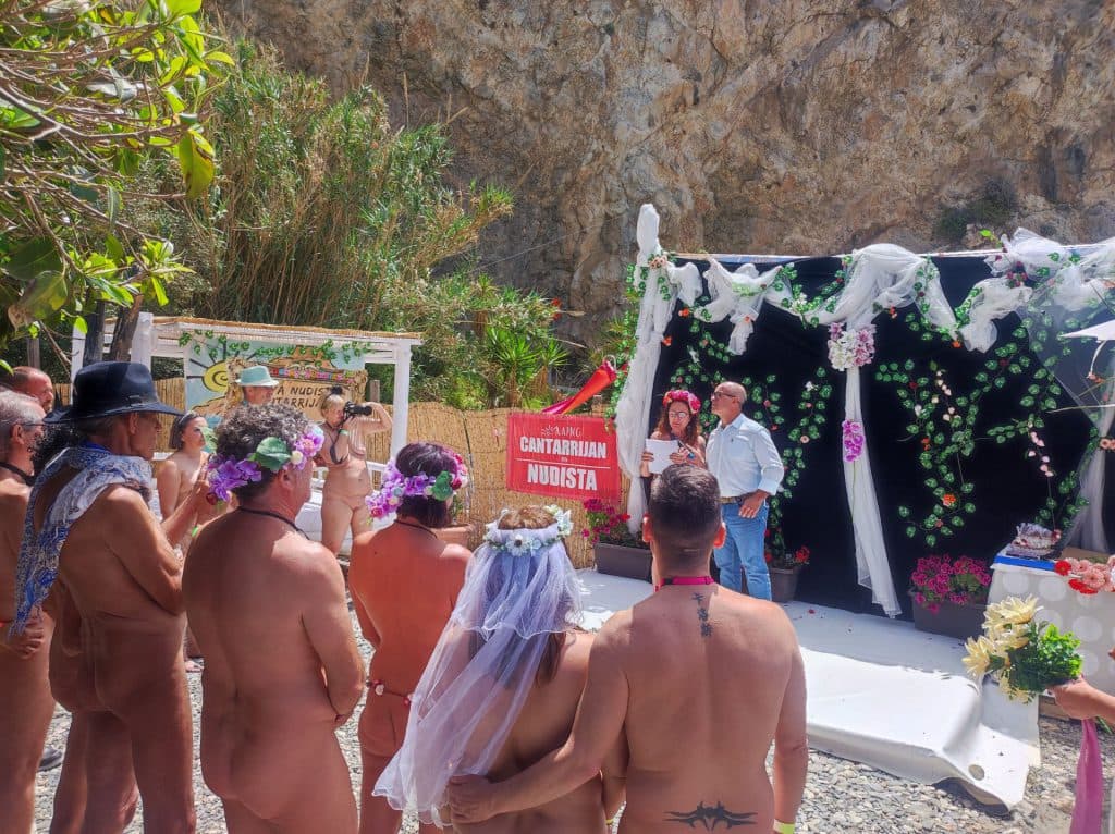 Ocho parejas se dan el ‘sí quiero’ en la playa nudista de Cantarriján