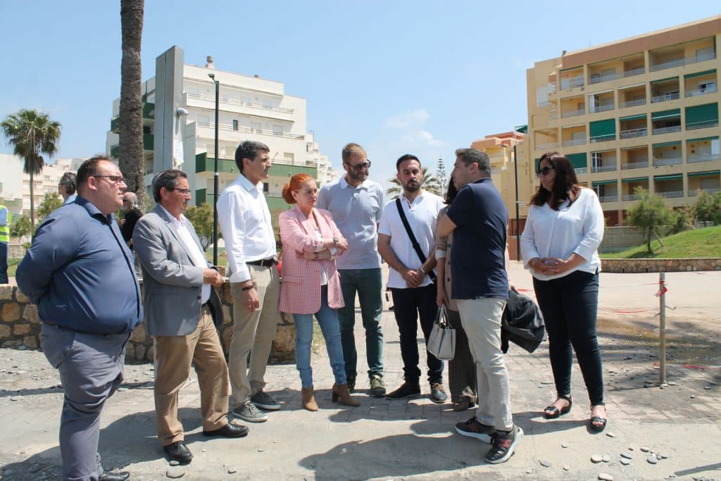 El delegado del Gobierno en Andalucía visita junto a la alcaldesa las obras de regeneración de la playa de Salobreña