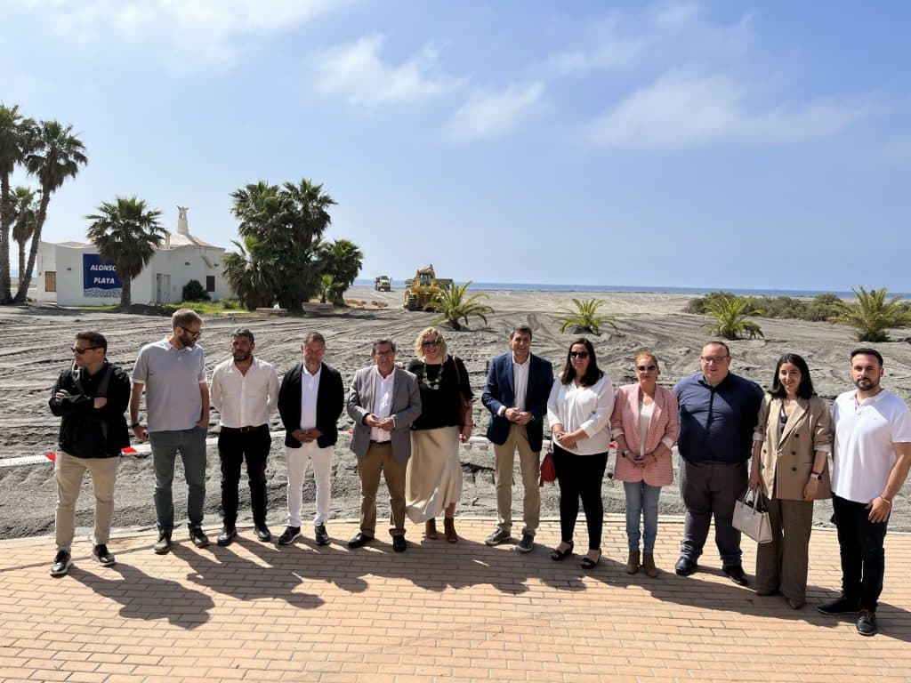 Flor Almón destaca el «compromiso y la celeridad del Gobierno de España» para mejorar la Playa de Poniente después del último temporal