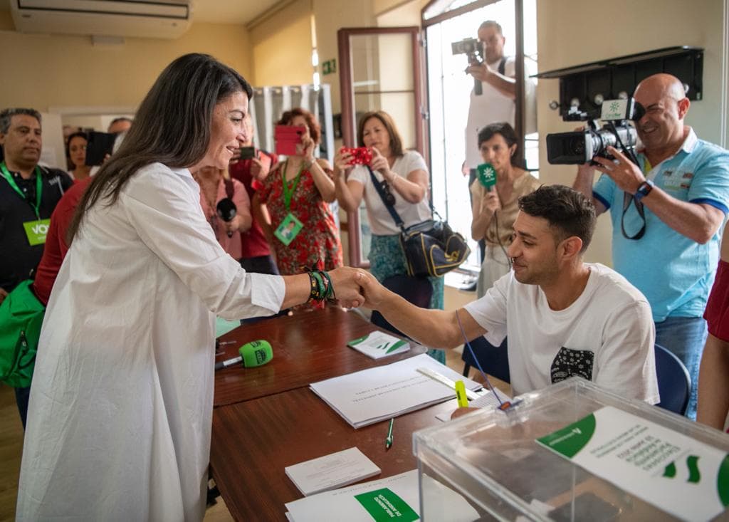 🟢EN EL FARO, ESPECIAL 19-J, ANDALUCÍA VOTA: Macarena Olona, ejerce su derecho a voto en Salobreña