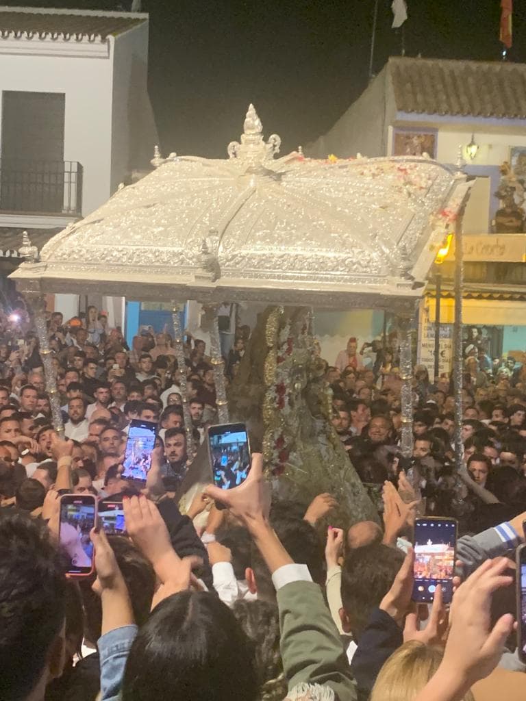 Los almonteños saltaron la reja a las 03:13 horas para coger a su patrona