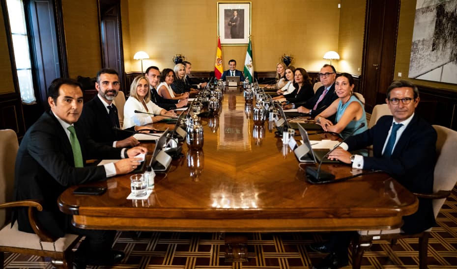 Moreno: «Cuento con un Gobierno 4×4, de camisas arremangadas y probada solvencia que trabajará duro por Andalucía»