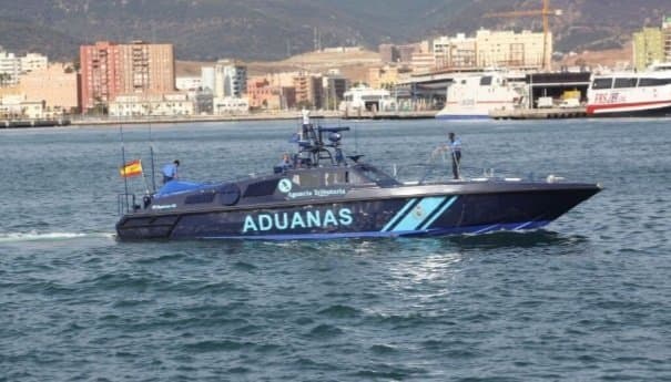El SVA de Motril intercepta a cuatro personas en alta mar con tres toneladas de hachís