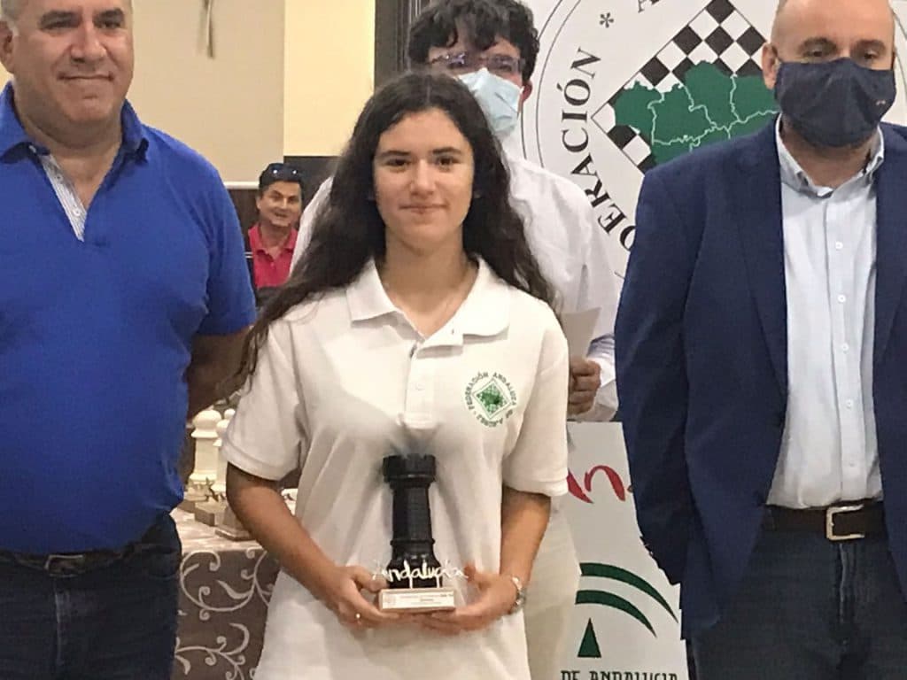 Los ajedrecistas motrileños Rosa Adela Lorente Serrano, tercera en el Andaluz Juvenil Femenino en Torremolinos, y Manuel Martín Gálvez subcampeón andaluz en la categoría de veteranos