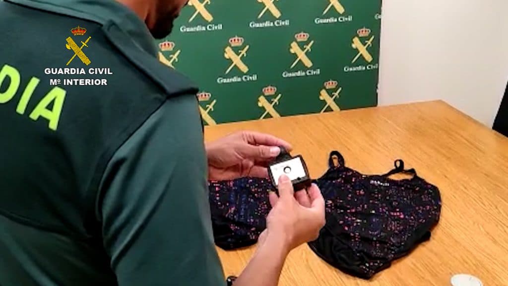 Dos personas intentaron robar en un centro comercial mediante un dispositivo inhabilitador de sistemas de alarma