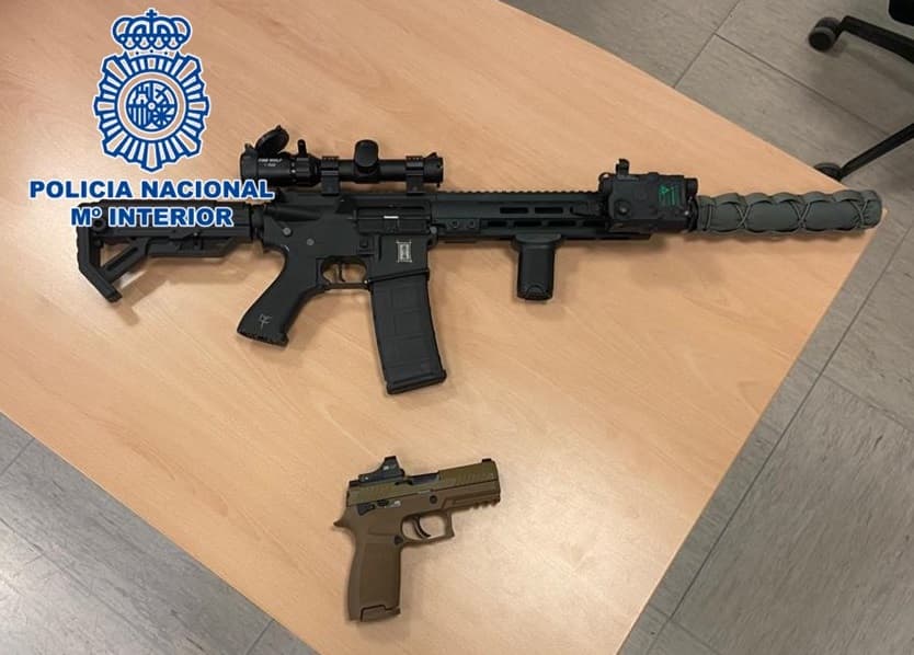 Denuncian en Granada al propietario de dos armas de airsoft por realizar disparos hacia la vía pública