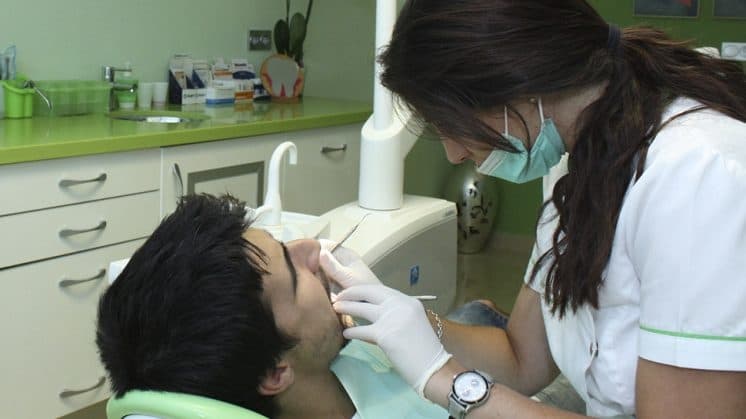 Diputación y UGR proporcionan dentista gratuito a 650 personas en situación de especial necesidad de pequeños municipios