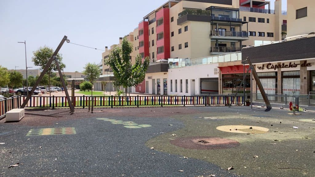 Para preservar la seguridad de los más pequeños, Mantenimiento retira el parque infantil de calle Río Mundo