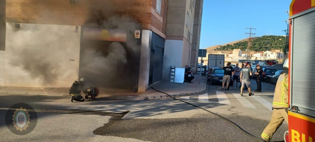Policía Local y Bomberos intervienen en un incendio en un local de la calle Jacaranda de Motril