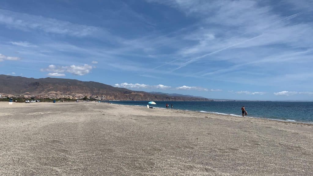 Aparece un cadáver en el mar en la playa de Aguadulce en Roquetas