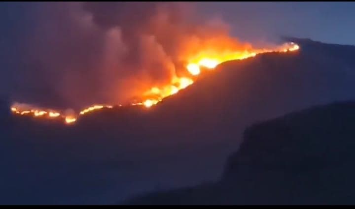 Así amanece el incendio sin control de los Guájares, tras una noche de viento reinante en la zona